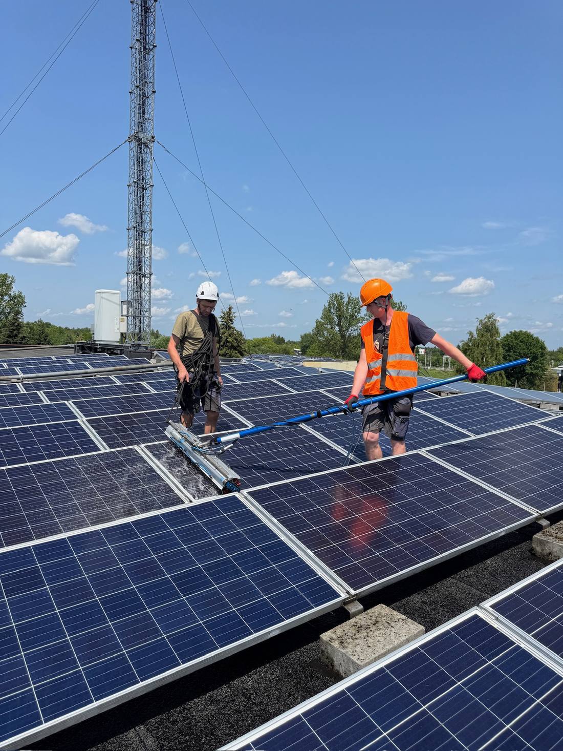Ekipa CLEAN-PV na dachu z instalacją
