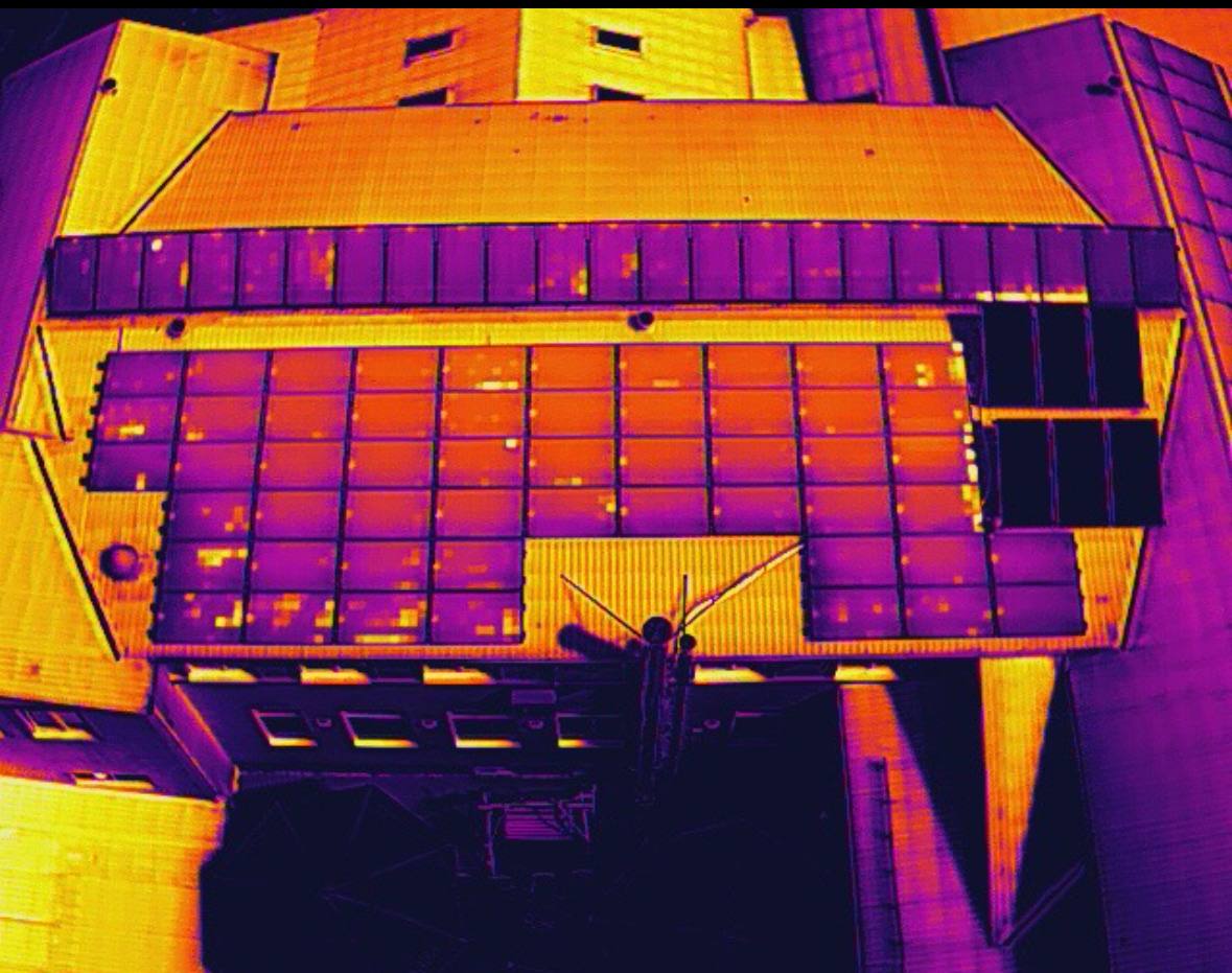 Obraz z kamery termowizyjnej instalacji PV